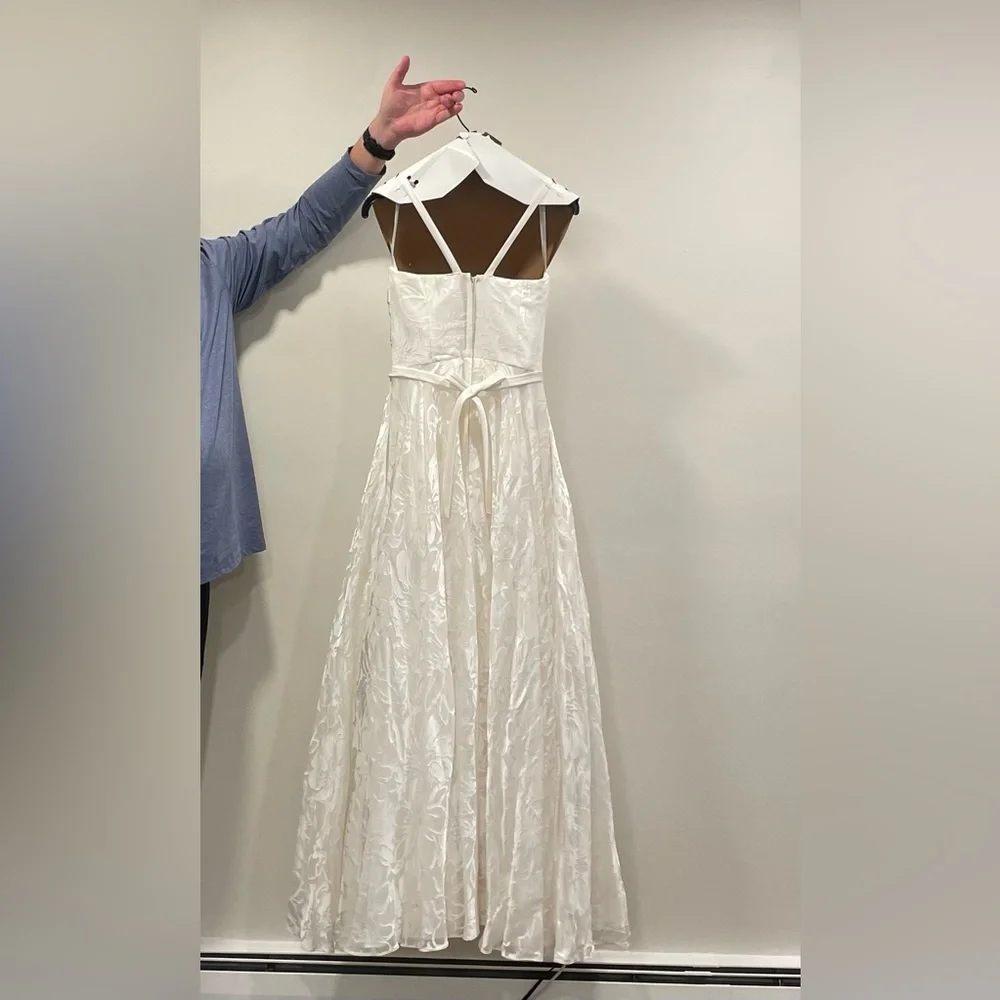 Beautiful ivory wedding gown - Picture 3 of 11